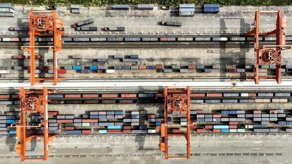 △2023年11月12日，火車在廣西欽州港碼頭裝運集裝箱。