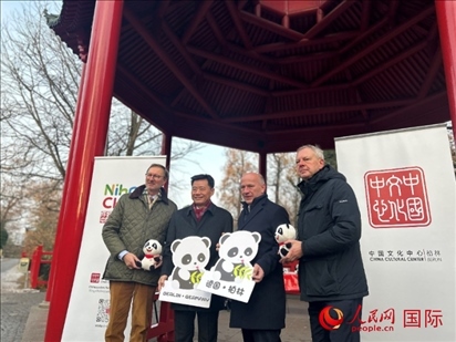 中國文化中心組織的主題活動現(xiàn)場。從左至右依次為柏林動物園園長克尼里姆、中國駐德國大使吳懇、柏林市長韋格納、柏林動物園監(jiān)事會主席布魯克曼。人民網(wǎng)記者 徐馨攝