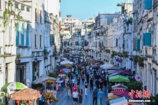 圖為?？隍T樓老街游客如織。 <a target='_blank' href='/' ><p align=