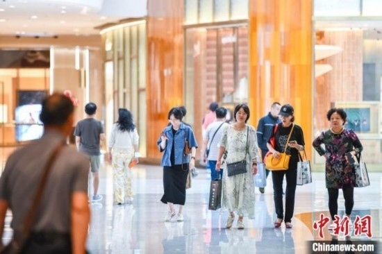 圖為顧客在cdf?？趪H免稅城內(nèi)選購商品。<a target='_blank' href='/' ><p align=