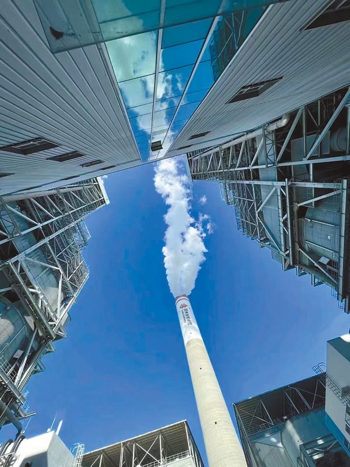  綠色低碳 近日，來(lái)自10余個(gè)國(guó)家的國(guó)際青年跟隨“世界青年能源行”活動(dòng)走進(jìn)國(guó)家能源集團(tuán)江蘇泰州電廠。作為亞洲最大火電二氧化碳捕集、利用與封存項(xiàng)目，該項(xiàng)目每年可捕集消納二氧化碳50萬(wàn)噸。 美國(guó)籍演員、主持人 史蒂文·韋德斯攝 “走在電廠里，體驗(yàn)各種高科技，真切感受到中國(guó)在清潔能源方面發(fā)展迅速，許多技術(shù)走在了世界前列?！? /></p> <p style=