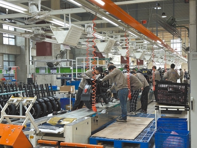  產(chǎn)業(yè)領(lǐng)跑 在長(zhǎng)三角一體化發(fā)展格局下，新能源制造業(yè)通過(guò)產(chǎn)業(yè)集群協(xié)同發(fā)展，形成現(xiàn)代化產(chǎn)業(yè)體系。圖為位于江蘇常州市的比亞迪工廠內(nèi)，工作人員正在組裝銷往非洲國(guó)家的電動(dòng)摩托車。 拉丁美洲通訊社古巴籍?dāng)z影記者 朗尼·洛佩茲（中文名羅帥）攝