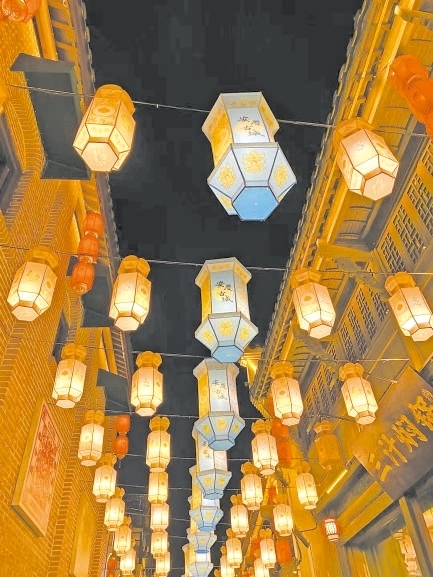  古城新韻 位于安徽安慶市安慶古城的倒扒獅歷史文化街區(qū)依江而建，在保留歷史建筑的同時(shí)，引入產(chǎn)業(yè)新業(yè)態(tài)，激發(fā)歷史文化街區(qū)活力，吸引了眾多游客前來(lái)游玩。 韓國(guó)籍視頻博主 金峻范攝