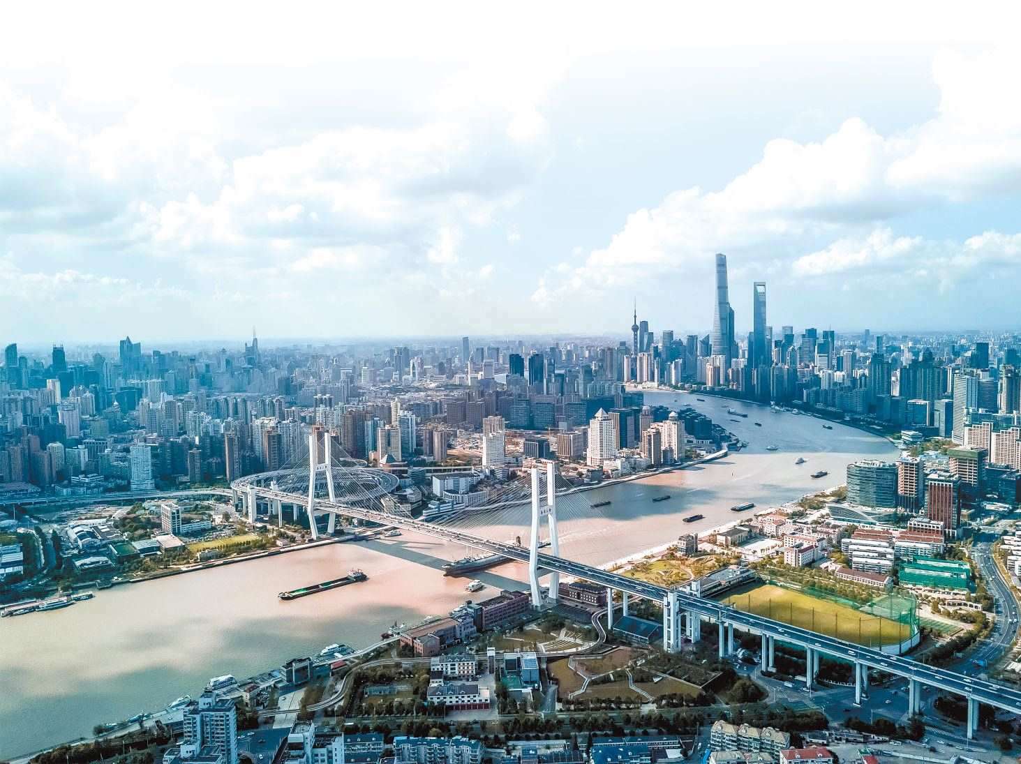  潮起東方 上海黃浦江兩岸高樓林立，風(fēng)光無(wú)限。近年來(lái)，上海以開(kāi)放創(chuàng)新之姿，謀劃推動(dòng)高質(zhì)量發(fā)展，奮力開(kāi)創(chuàng)長(zhǎng)三角一體化新局面。 德國(guó)籍導(dǎo)演、建筑師、攝影師 馬克·西格蒙德攝 “起初，我被東方古國(guó)的悠久歷史文化吸引來(lái)到中國(guó)。在上海生活的10多年間，我見(jiàn)證了這座城市的發(fā)展歷程，也感受到它兼具傳統(tǒng)與現(xiàn)代的獨(dú)特魅力?！? /></p> <p style=