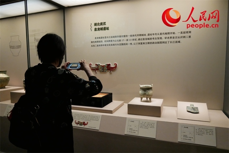 今年9月，觀眾正在參觀“鑒往知遠(yuǎn)——新時(shí)代考古成果展”。人民網(wǎng)記者 韋衍行攝