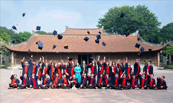 12月9日，越南首都河內一所高中的學生在文廟內合影留念。