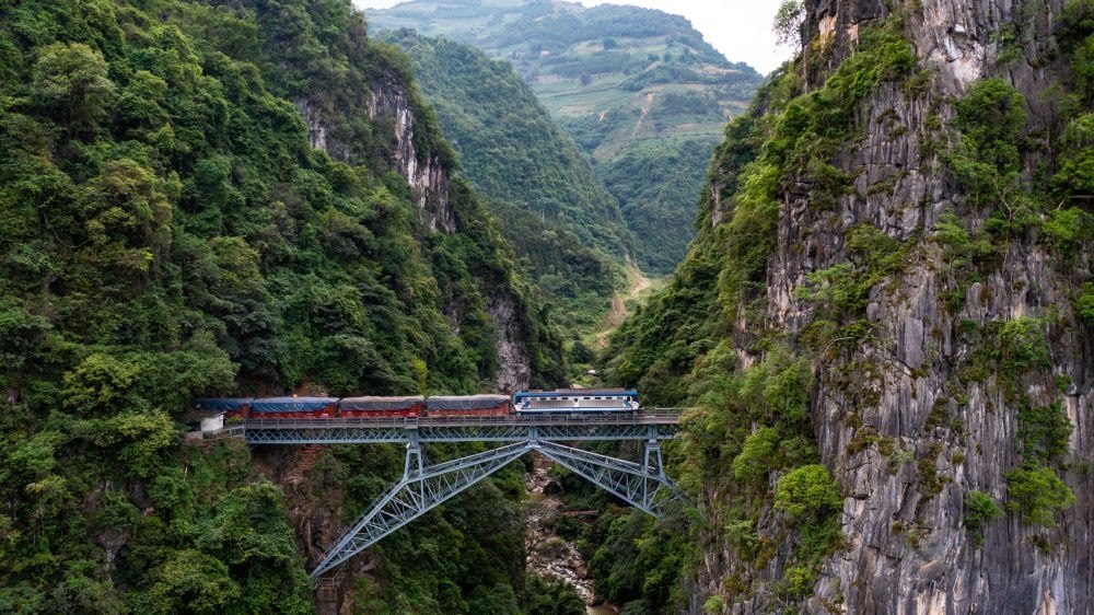 2023年6月20日，一列火車(chē)駛過(guò)人字橋。