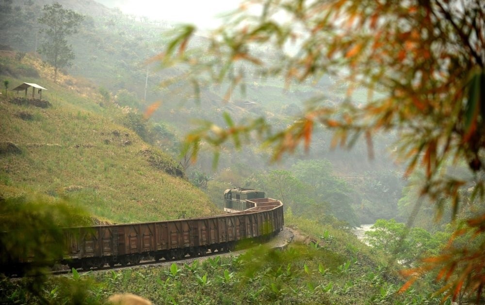 這是行駛在滇越鐵路云南省屏邊縣境內(nèi)的貨運(yùn)列車(chē)（2012年3月9日攝）。