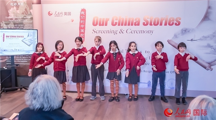 肯辛頓韋德預備學校小學生表演。人民網(wǎng) 郭錦標攝