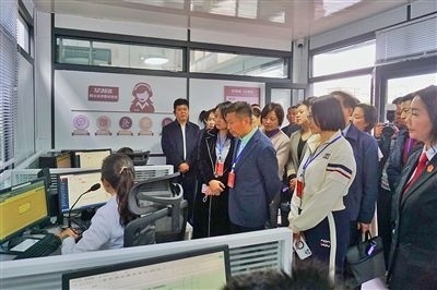  在昆明中院訴前調(diào)解工作室內(nèi)，代表們觀摩法官線上調(diào)解。