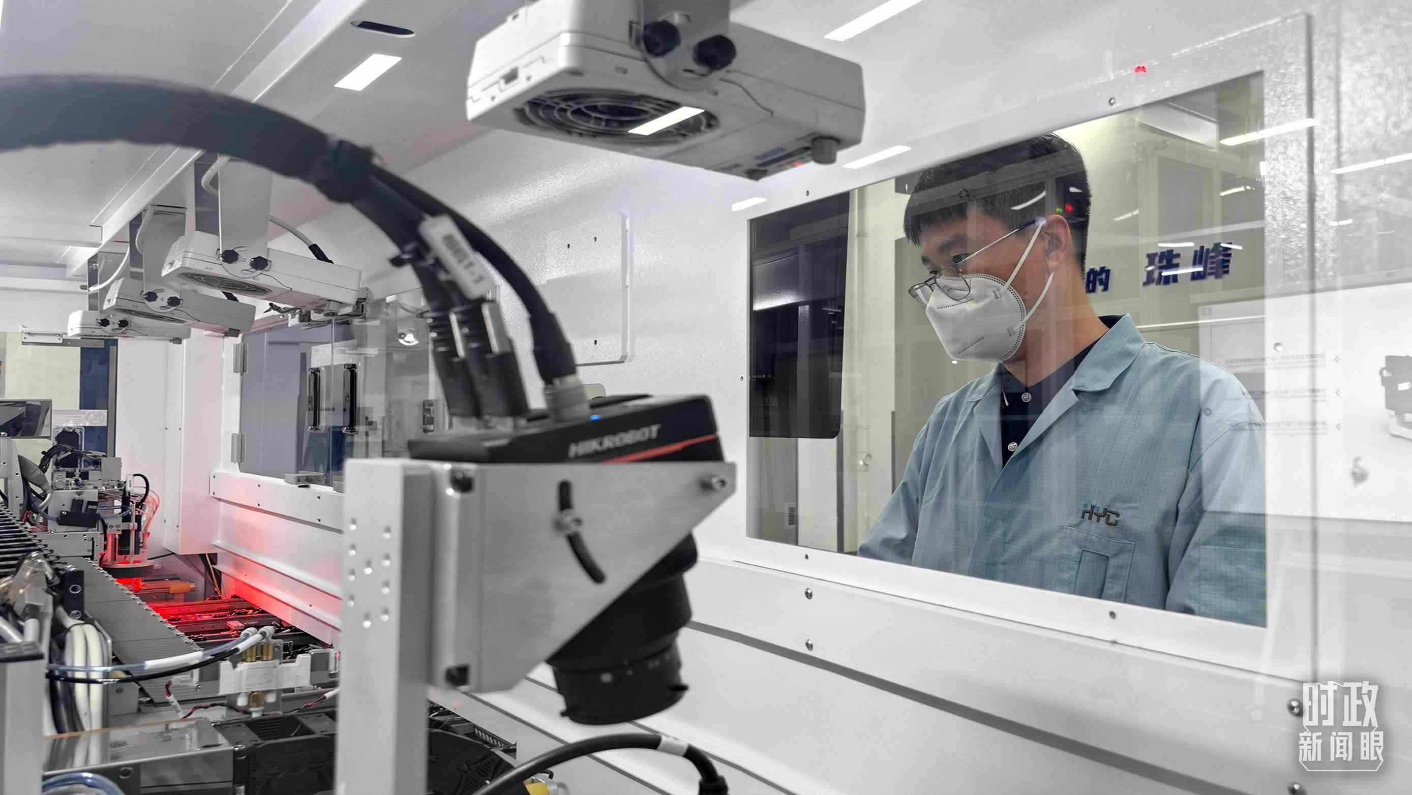 △蘇州華興源創(chuàng)科技股份有限公司員工正在研發(fā)車間內(nèi)進行芯片測試。（總臺央廣記者潘毅拍攝）