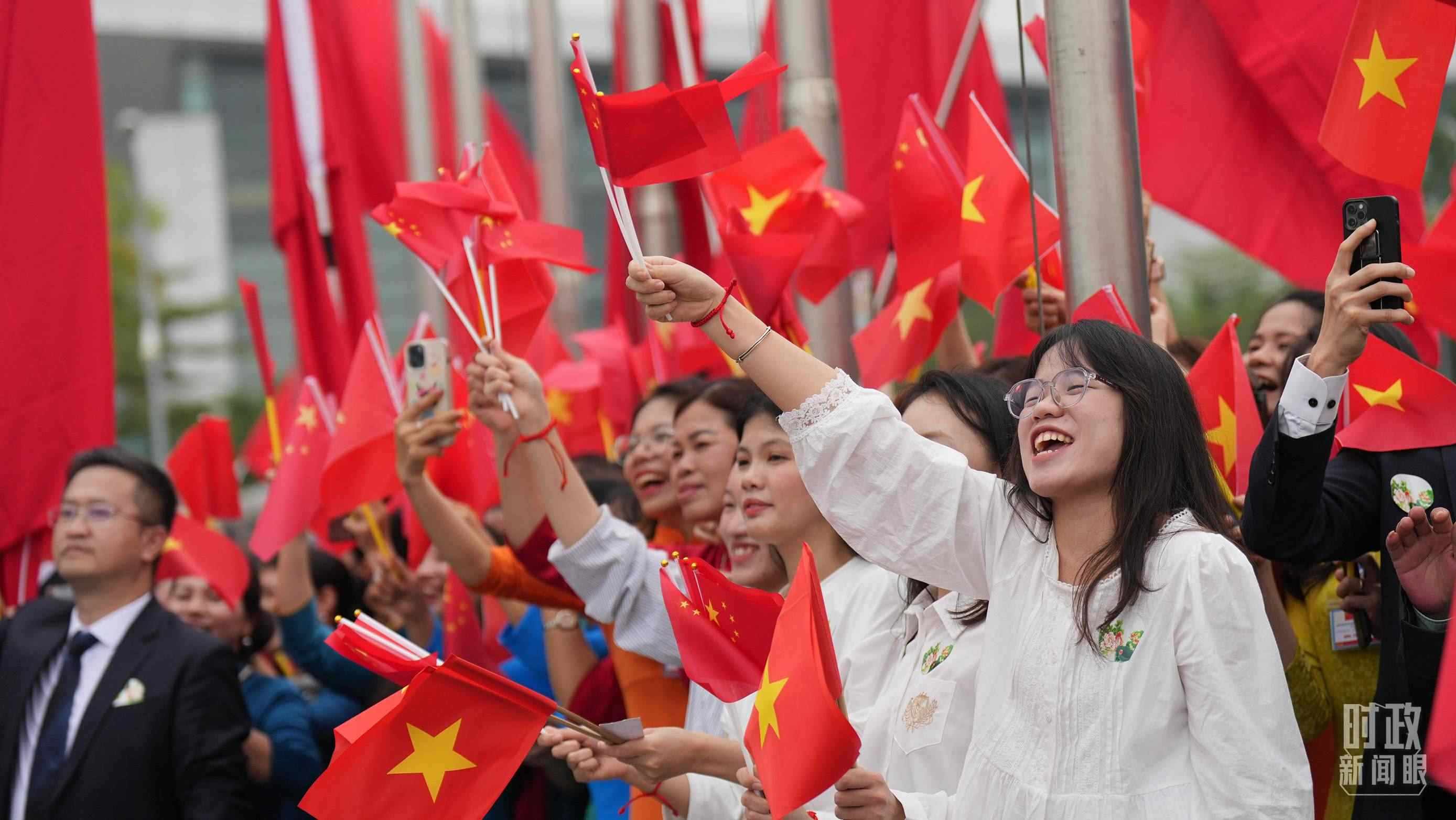 △人們揮舞兩國(guó)旗幟歡迎習(xí)近平訪越。（總臺(tái)國(guó)廣記者李晉拍攝）