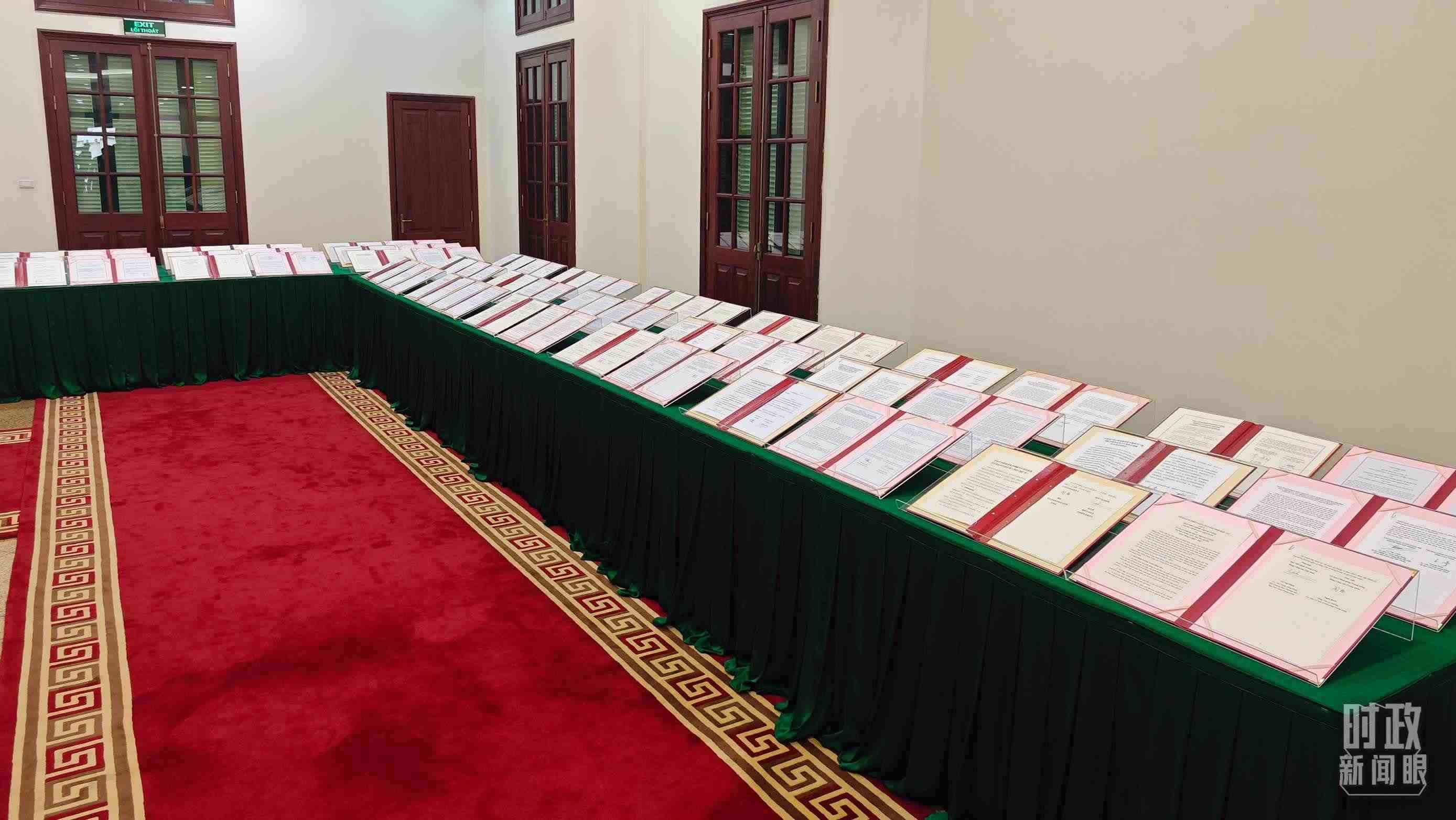 △會(huì)談后，兩黨總書記共同見(jiàn)證雙方簽署的雙邊合作文件展示，涵蓋共建“一帶一路”等30多個(gè)領(lǐng)域。（總臺(tái)央視記者耿小龍拍攝）