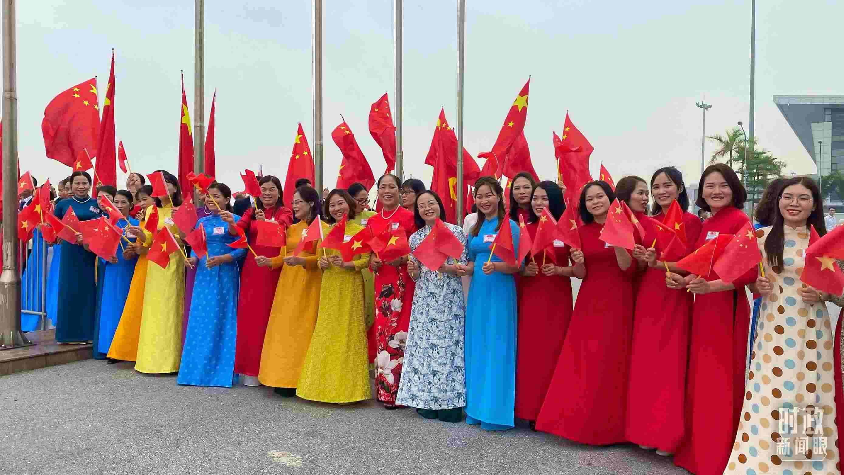 △專機(jī)抵達(dá)前，400多名中越各界代表手持兩黨兩國(guó)旗幟翹首以盼。（總臺(tái)央視記者李增仁拍攝）