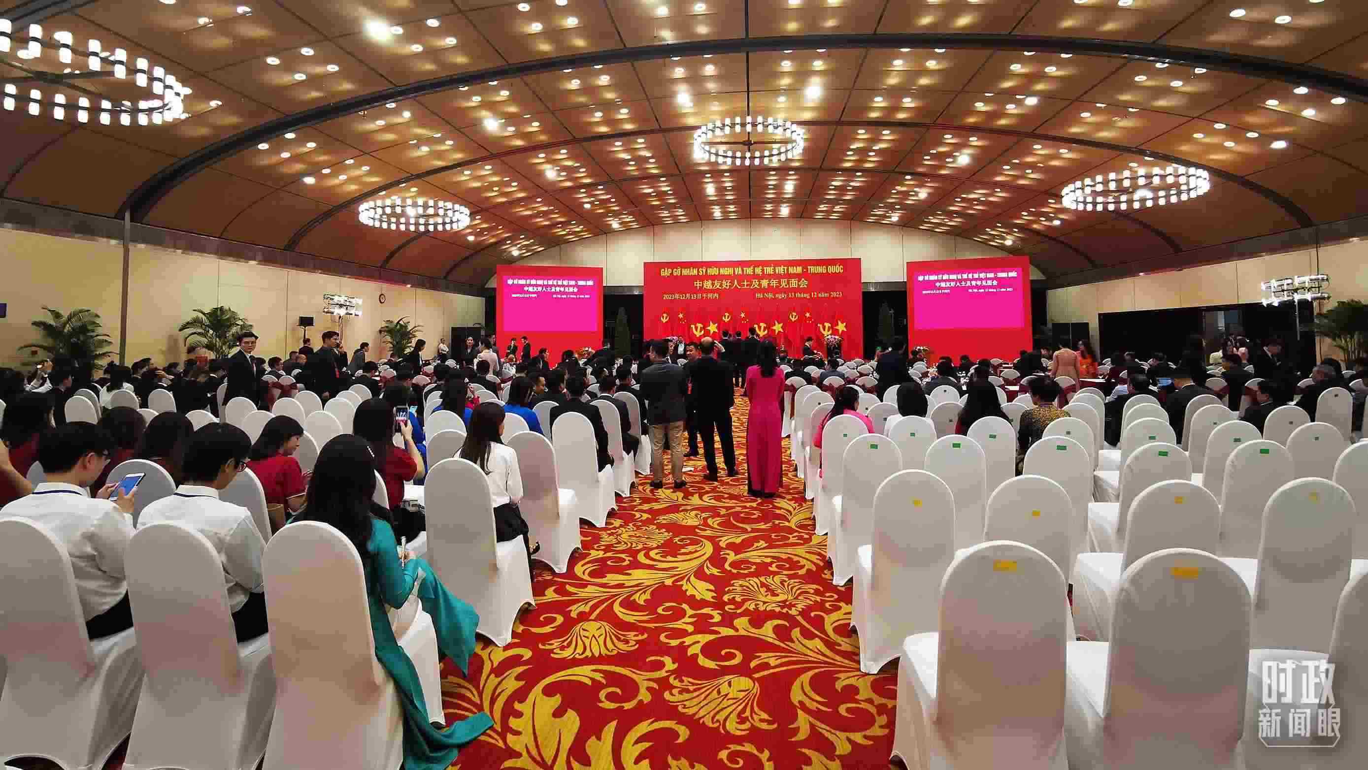 △習(xí)近平出席中越友好人士及青年見(jiàn)面會(huì)。這是見(jiàn)面會(huì)開(kāi)始前的場(chǎng)景。（總臺(tái)央視記者荊偉拍攝）