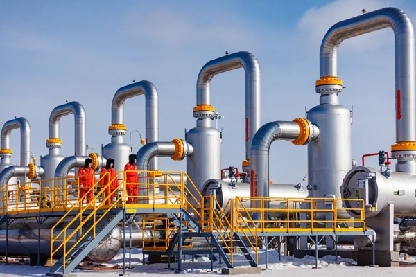 中俄東線天然氣管道黑河首站工作人員正在巡檢。受訪者供圖