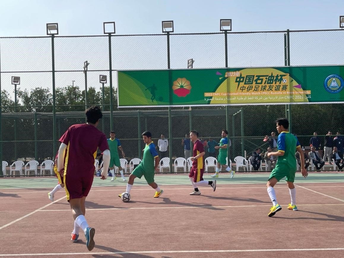 12月14日，中國(guó)石油（伊拉克）魯邁拉片區(qū)舉辦公共開(kāi)放日和足球友誼賽。中國(guó)石油工程建設(shè)有限公司魯邁拉項(xiàng)目代表隊(duì)與巴士拉大學(xué)代表隊(duì)進(jìn)行了比賽，巴士拉大學(xué)代表隊(duì)獲勝。文學(xué)軍攝