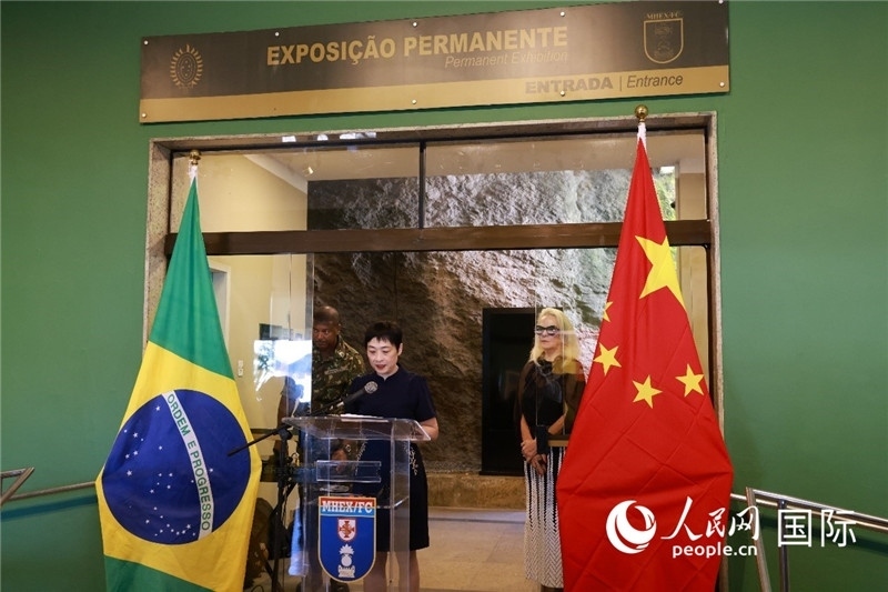 中國駐里約總領(lǐng)事田敏在攝影展開幕式上致辭。 人民網(wǎng)記者 陳海琪攝