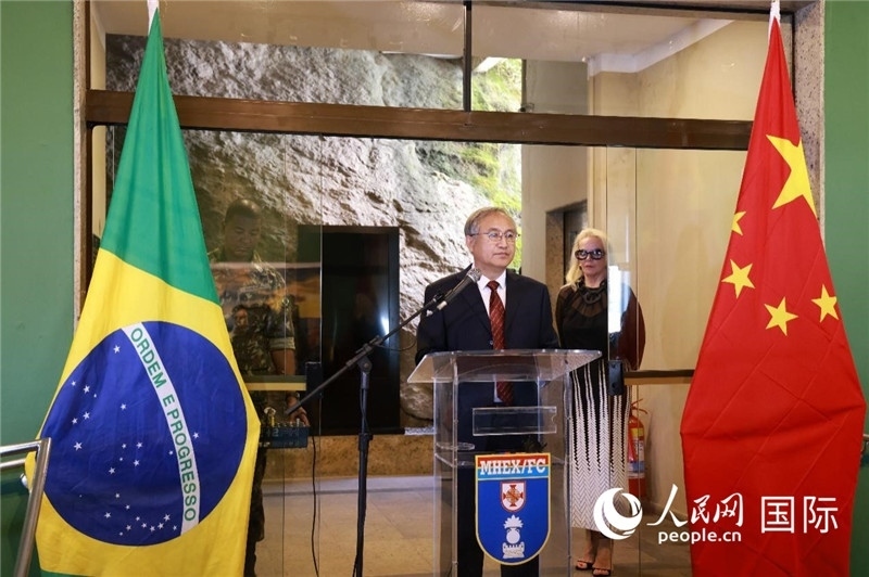 中國攝影家協(xié)會駐會副主席鄭更生在攝影展開幕式上致辭。 人民網(wǎng)記者 陳海琪攝