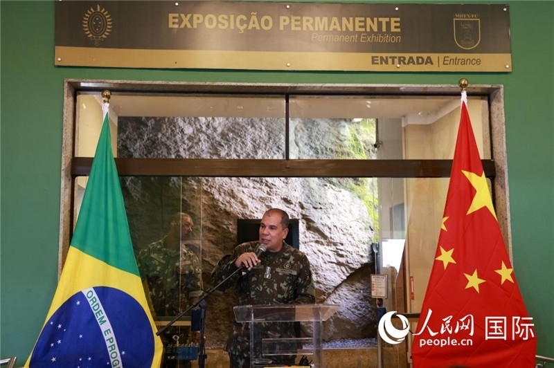 科帕卡瓦納要塞司令亞歷山大·羅伯托在攝影展開幕式上致辭。 人民網(wǎng)記者 陳海琪攝