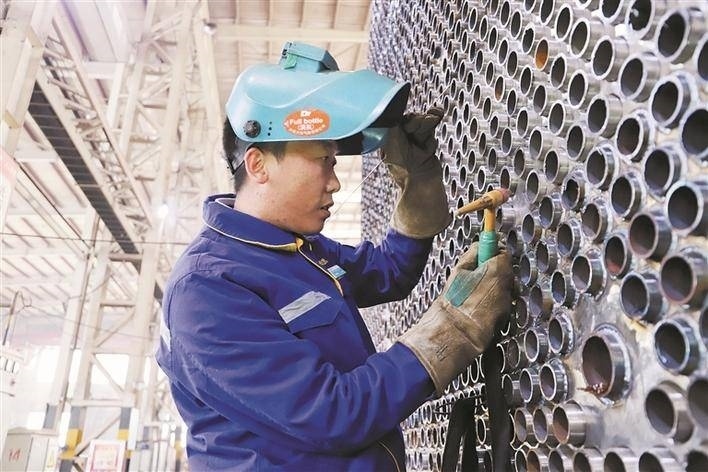 邵旭鵬在車間進行電焊作業(yè)。受訪者供圖