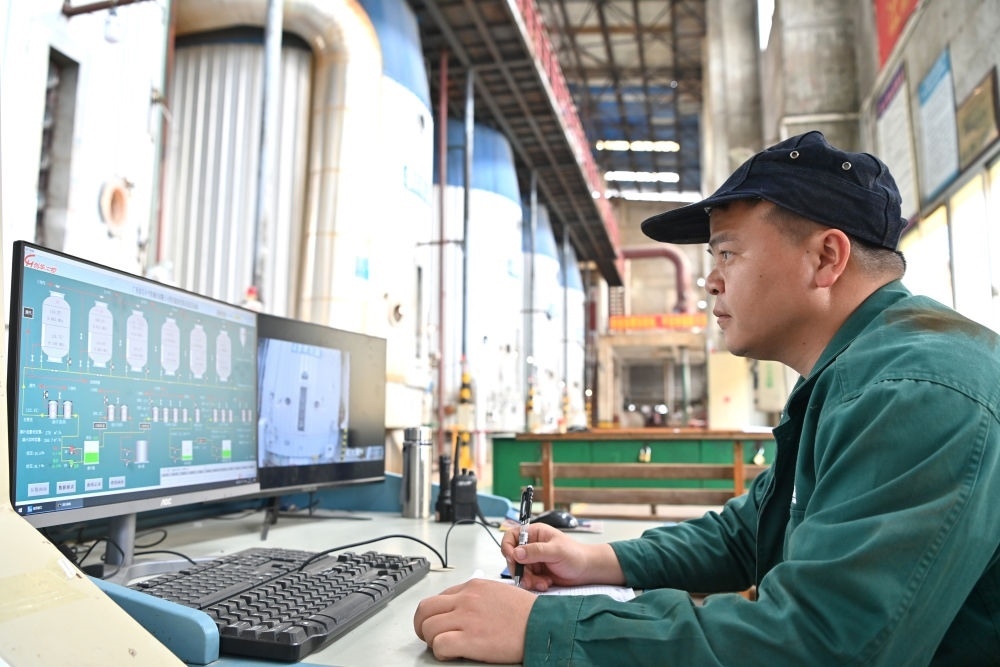 12月12日，工作人員在廣西來賓小平陽湘桂制糖有限公司監(jiān)控蒸發(fā)系統(tǒng)。