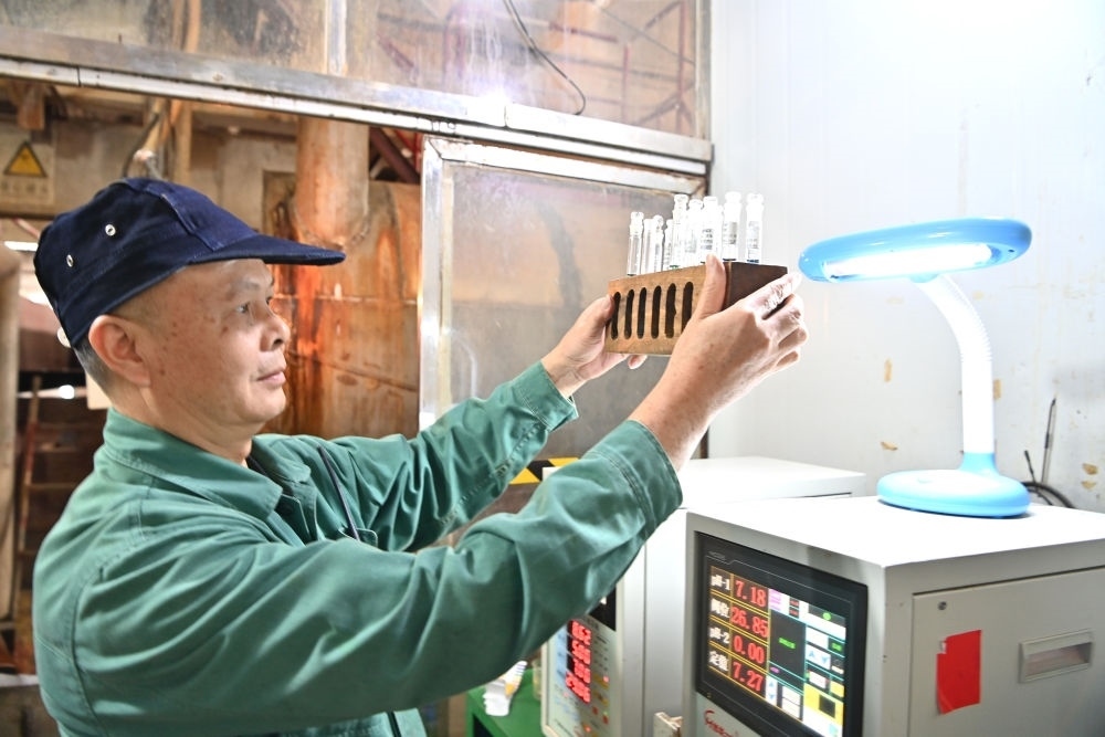 12月12日，廣西來賓小平陽湘桂制糖有限公司的工作人員在檢測糖漿樣品。