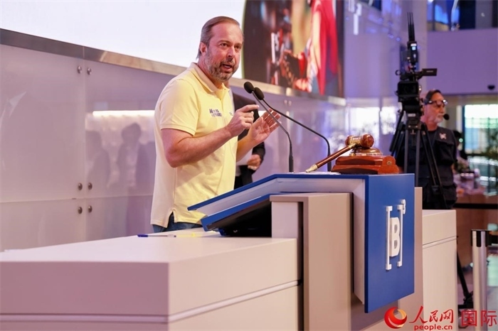 巴西礦產(chǎn)和能源部部長(zhǎng)亞歷山大·西爾維拉發(fā)表致辭。人民網(wǎng)記者 宋亦然攝