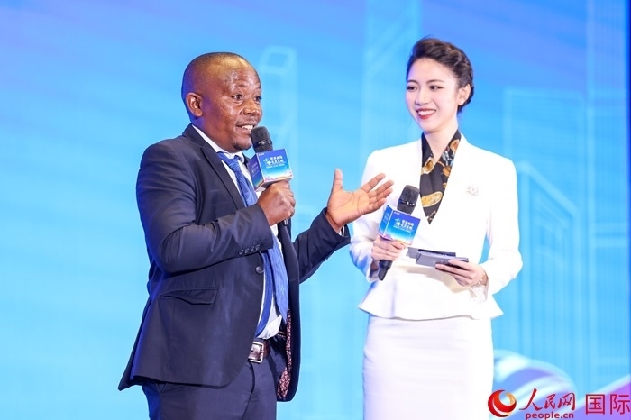 來自烏干達坎帕拉—恩德培機場高速公路項目的赫爾曼（左）被評為中國交建共建“一帶一路”最美外籍建設者之一。人民網(wǎng)記者 趙益普攝