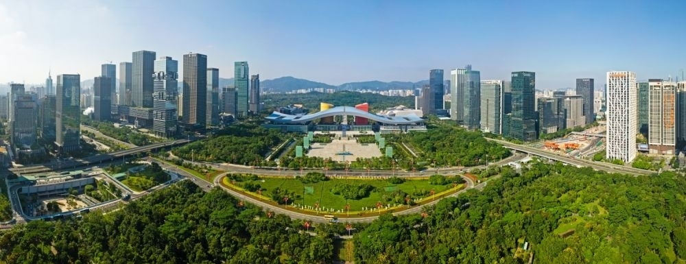 這是在廣東省深圳市拍攝的深圳市民中心和蓮花山公園一線（2020年10月2日攝，無人機照片）。新華社記者 梁旭 攝