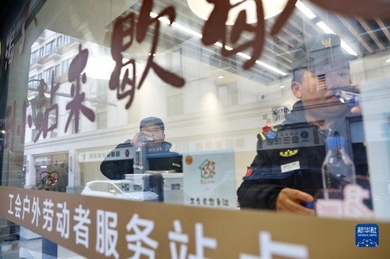 12月16日，戶外工作者在浙江省嘉興市南湖區(qū)丁家橋社區(qū)個性化“惠工小站”休息。