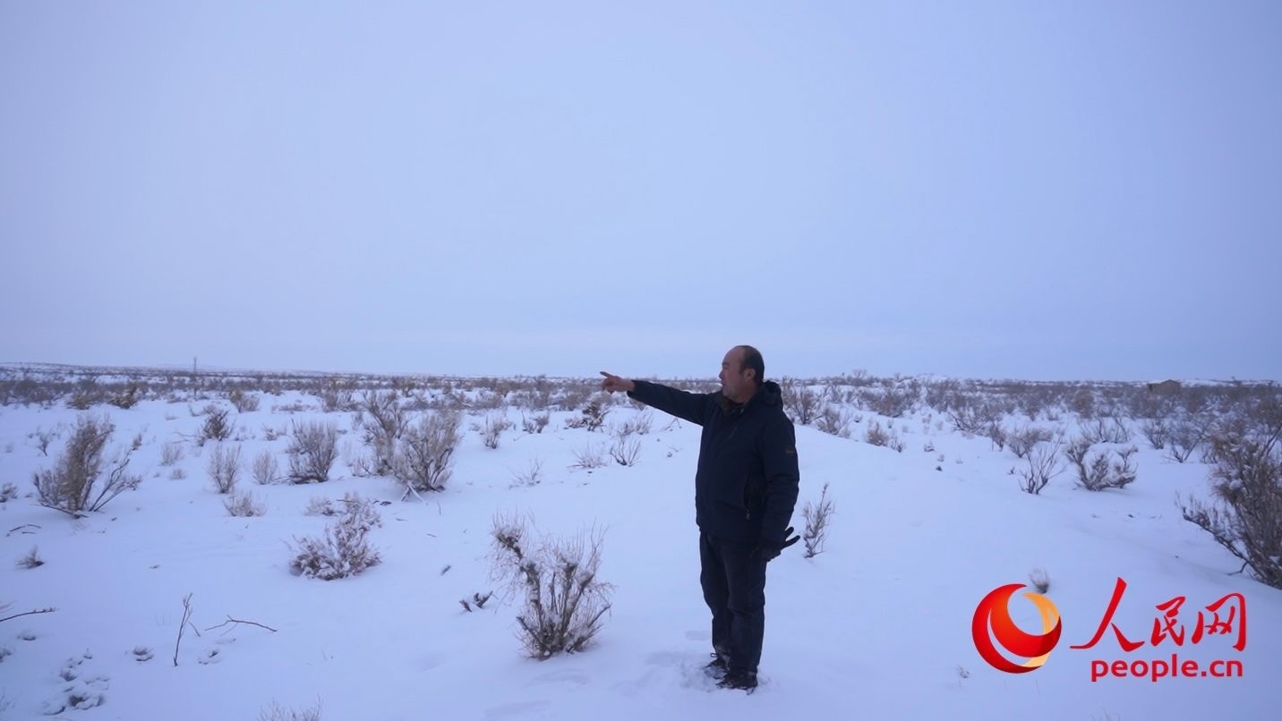 馬曉華向采訪團(tuán)介紹林場(chǎng)情況。人民網(wǎng) 周靜圓攝