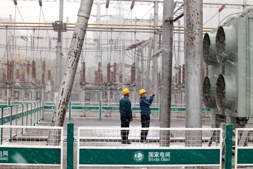 △國網壽光市供電公司變電運維人員在檢查變電站積雪情況。