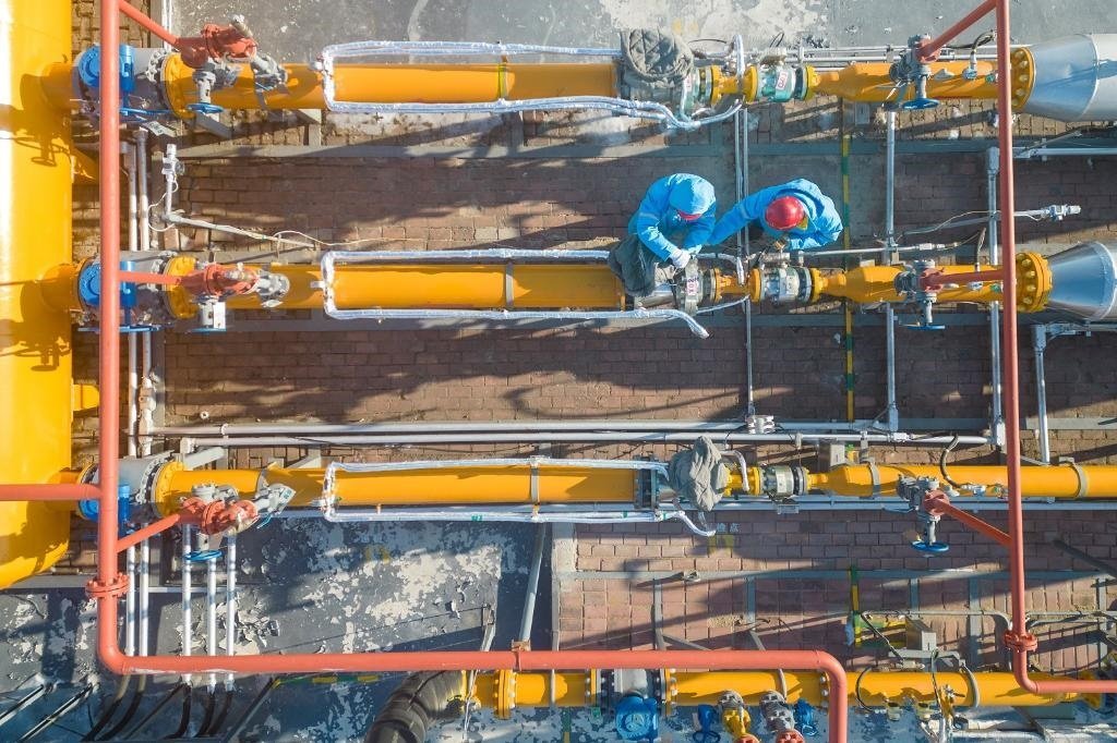 12月17日，黑龍江省哈爾濱市中慶燃?xì)庥邢挢?zé)任公司成高子門站的工作人員在進(jìn)行設(shè)備巡檢，保障燃?xì)夤?yīng)（無人機(jī)照片）。 新華社記者 張濤 攝