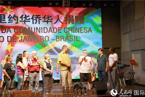 兒童殘障教育中心負(fù)責(zé)人胡里奧向捐贈(zèng)方表示感謝。人民網(wǎng)記者 陳海琪攝