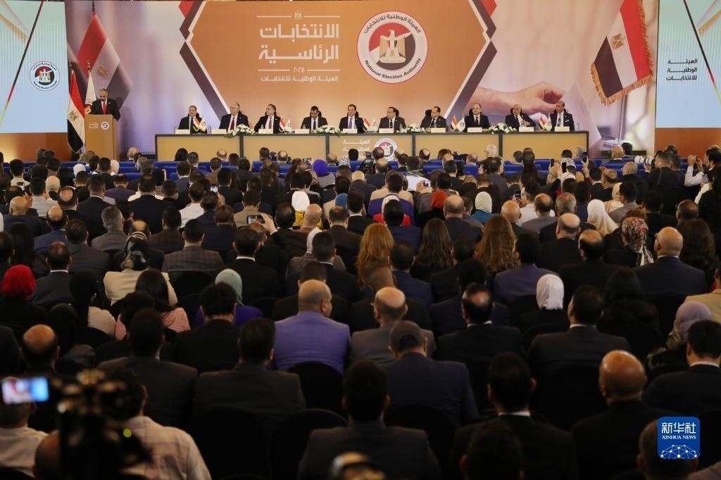 這是12月18日在埃及首都開羅拍攝的埃及全國(guó)選舉委員會(huì)新聞發(fā)布會(huì)現(xiàn)場(chǎng)。新華社發(fā)（艾哈邁德·戈馬攝）