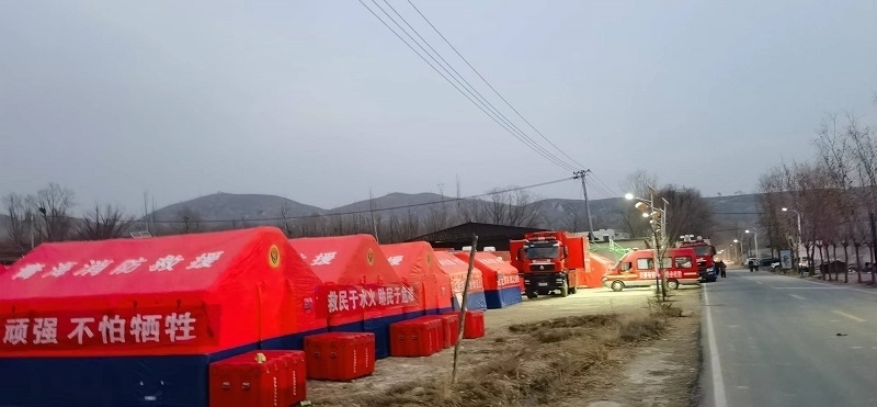 救災(zāi)隊(duì)員現(xiàn)場扎起了帳篷。王梅攝。