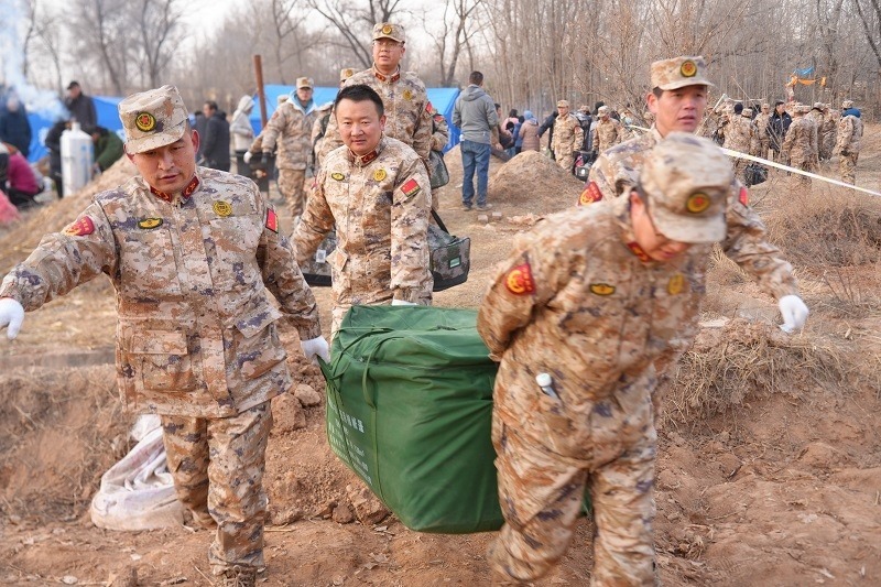 救援人員正在現(xiàn)場緊急搬運(yùn)物資。賀勇攝。