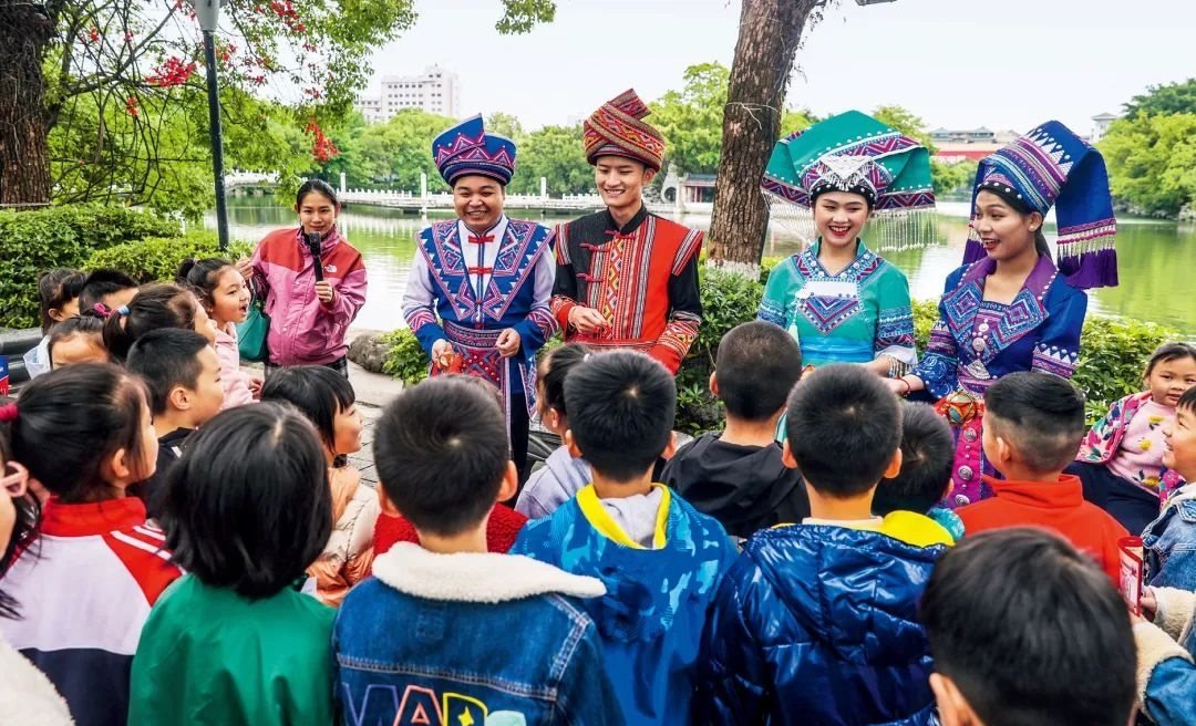 2023年4月25日，廣西桂林，“網(wǎng)絡(luò)法治宣傳一條街”在榕湖景區(qū)古南門“開街”，身穿民族服裝的工作人員演唱山歌向青少年普及網(wǎng)絡(luò)法治知識。