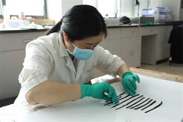 考古工作者正給竹簡排序。國家文物局供圖