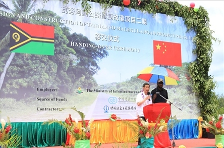 2023年12月18日，中國(guó)駐瓦努阿圖大使李名剛在瓦努阿圖公路項(xiàng)目二期馬勒庫(kù)拉段的移交儀式上發(fā)表致辭。人民網(wǎng) 賀吉攝