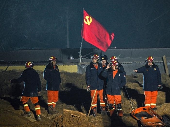 2023年12月21日，救援隊員在青海省海東市民和回族土族自治縣中川鄉(xiāng)金田村現(xiàn)場救援。新華社記者 張龍 攝