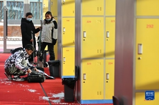 12月21日，游客在滑雪服務(wù)大廳整理滑雪裝備。