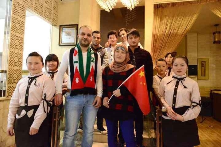 穆罕奈德夫婦與餐廳員工合影。共享聯(lián)盟·義烏 呂斌 攝