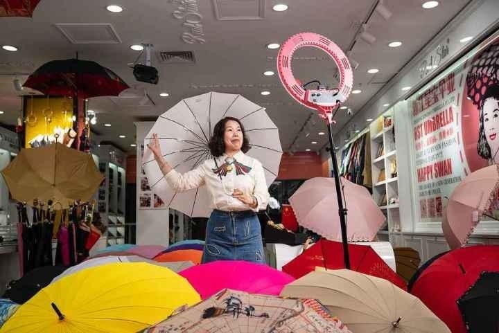 在義烏打拼了27年的商戶(hù)張吉英，正通過(guò)直播銷(xiāo)售雨傘。義烏市委宣傳部供圖