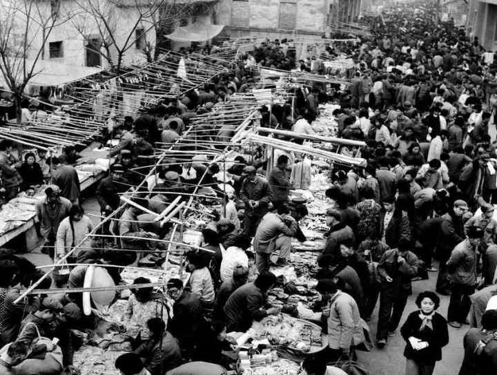 1982年，義烏湖清門(mén)馬路市場(chǎng)場(chǎng)景。拍友 金福根 攝