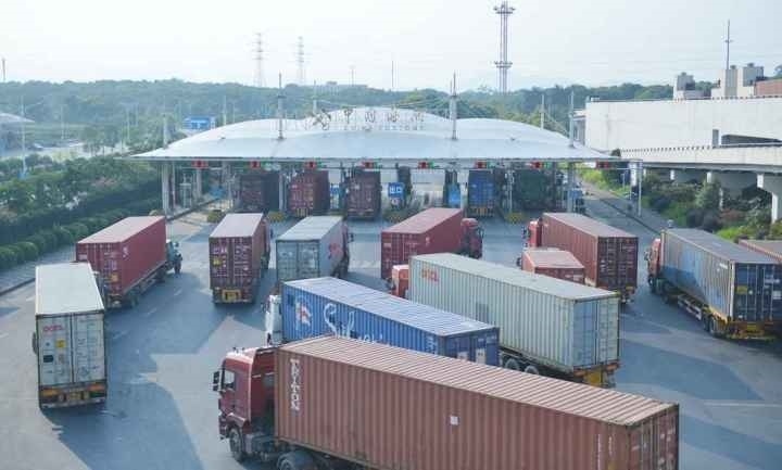 義烏海關(guān)排隊(duì)等待出關(guān)的車(chē)輛。共享聯(lián)盟·義烏 吳峰宇 攝