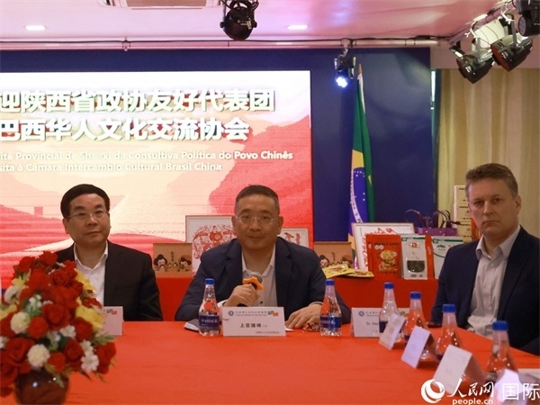 巴西華人文化交流協(xié)會(huì)主席上官建峰（中）在座談會(huì)上發(fā)言。人民網(wǎng)記者 陳海琪攝