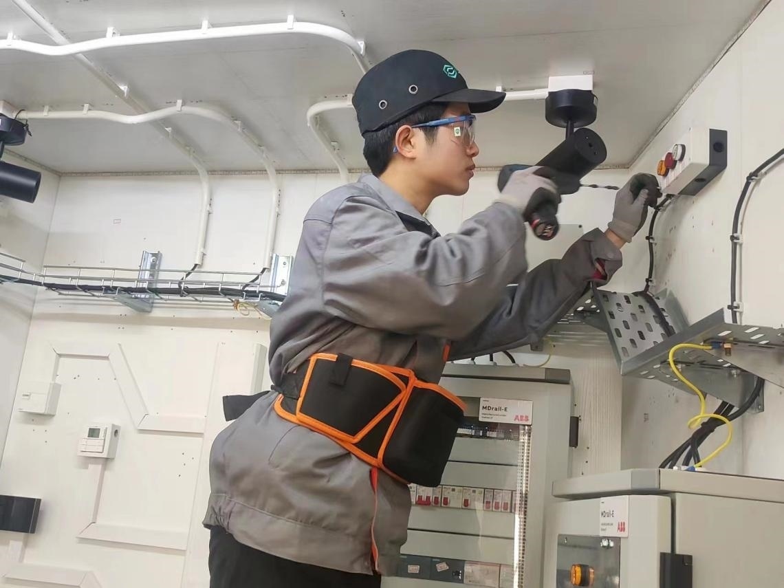 張強(qiáng)在安裝指示燈盒實(shí)訓(xùn)中。高磊磊 攝