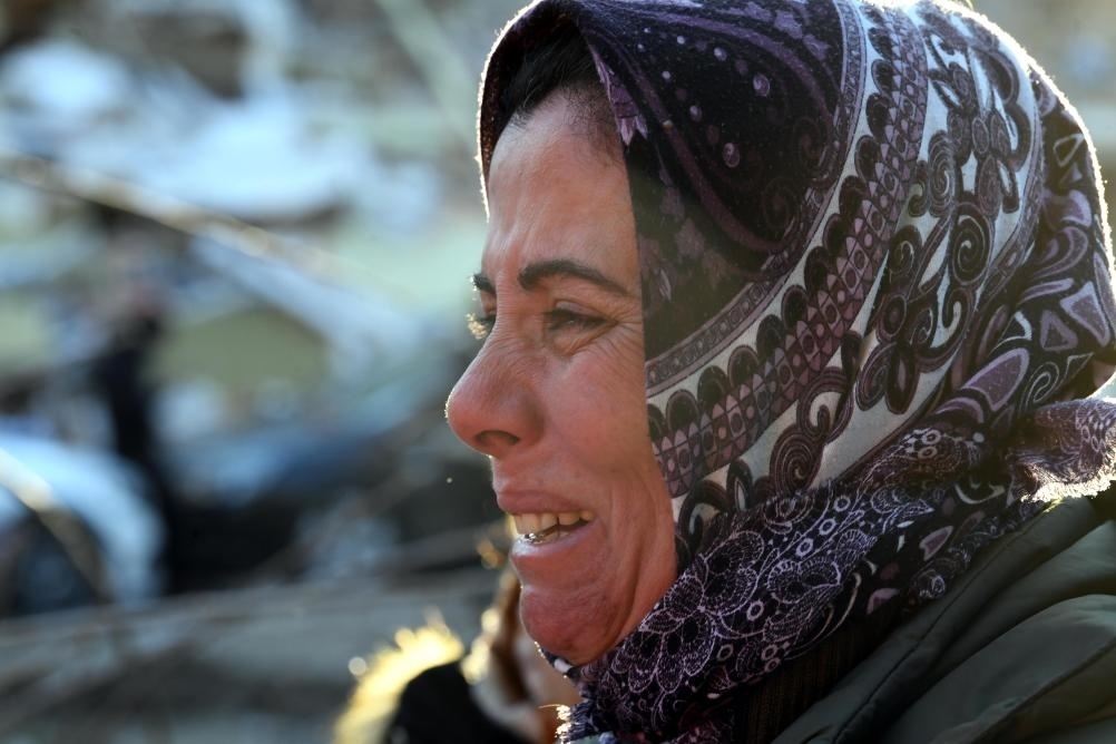 2月8日，在土耳其哈塔伊的一處地震廢墟，當(dāng)?shù)鼐用竦却H人的消息。新華社記者沙達(dá)提攝